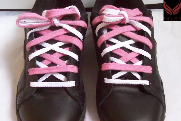 بستن بند کفش به شکل دو رنگ
